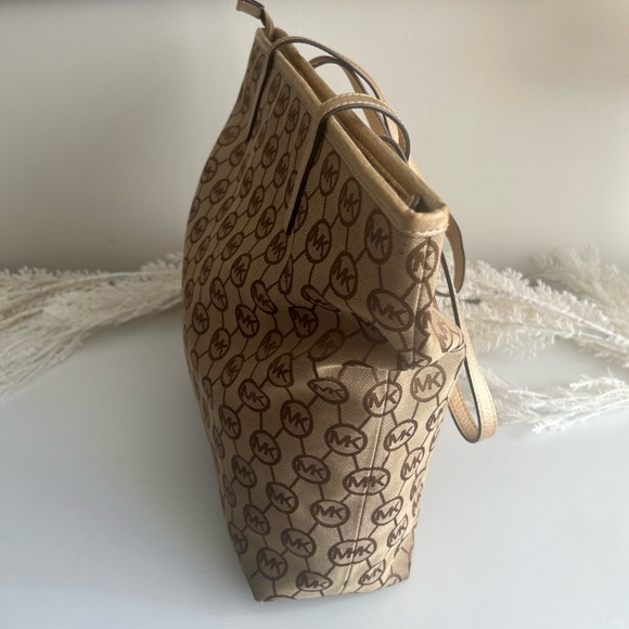 Michael Kors Logo Print Large Tote Bag - Picture 3 of 7